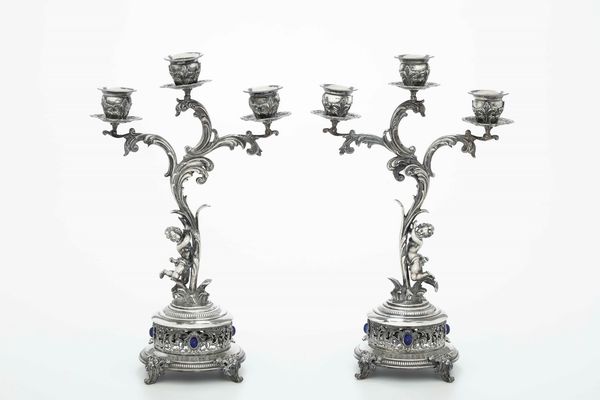 Coppia di candelabri in argento. Argenteria artistica italiana del XX secolo. Argentiere Gaetano Tadiello  - Asta Argenti | Cambi Time - Associazione Nazionale - Case d'Asta italiane