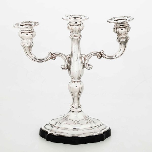 Candelabro a tre fiamme in argento. Argenteria italiana del XX secolo, Vercelli  - Asta Argenti | Cambi Time - Associazione Nazionale - Case d'Asta italiane