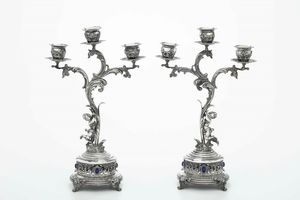 Coppia di candelabri in argento. Argenteria artistica italiana del XX secolo. Argentiere Gaetano Tadiello  - Asta Argenti | Cambi Time - Associazione Nazionale - Case d'Asta italiane