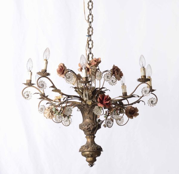 Lampadario a otto luci in metallo con fiori in ceramica, XX secolo  - Asta Antiquariato Febbraio | Cambi Time - Associazione Nazionale - Case d'Asta italiane