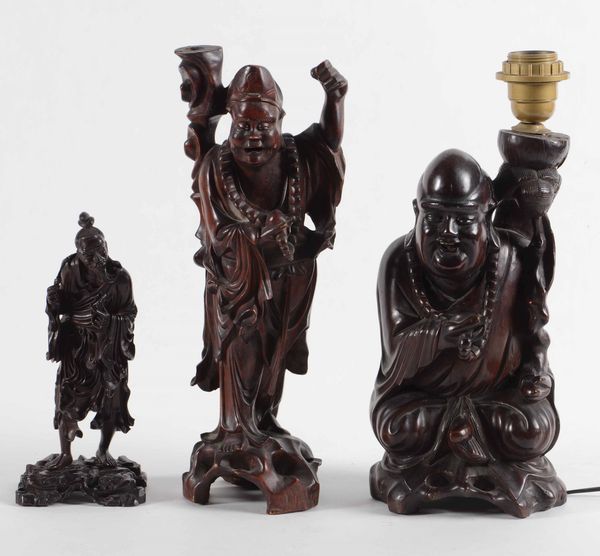 Lotto di tre sculture in legno raffiguranti saggi e pescatore, Cina  - Asta Antiquariato Febbraio | Cambi Time - Associazione Nazionale - Case d'Asta italiane