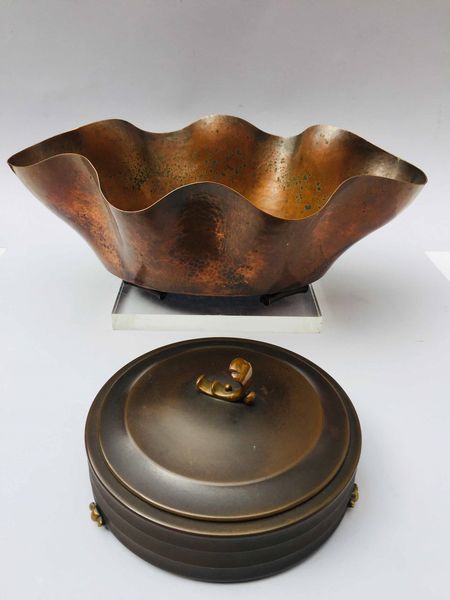 Un vaso mistilineo in rame martellato e una scatola in bronzo patinato, anni '30/40  - Asta Antiquariato Febbraio | Cambi Time - Associazione Nazionale - Case d'Asta italiane