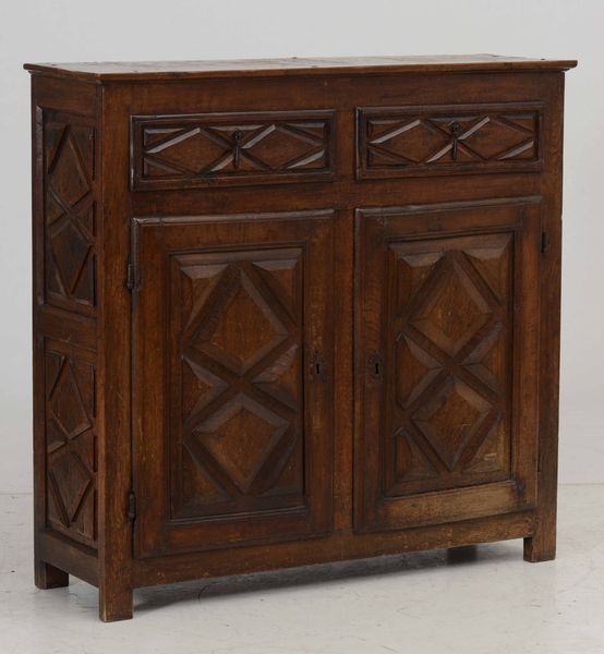 Credenza in noce a due ante e due cassetti pannellati, XVIII secolo  - Asta Antiquariato Febbraio | Cambi Time - Associazione Nazionale - Case d'Asta italiane