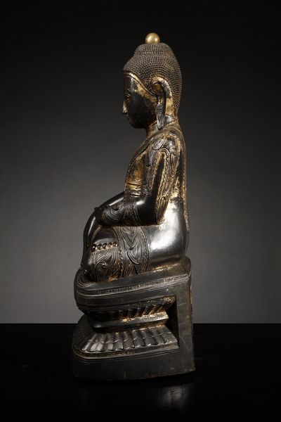 Arte Sud-Est Asiatico : Grande figura di Buddha in legno laccato Birmania, XVIII secolo  - Asta Asta 355 Arte orientale da un'importante collezione privata italiana e altre committenze - Associazione Nazionale - Case d'Asta italiane