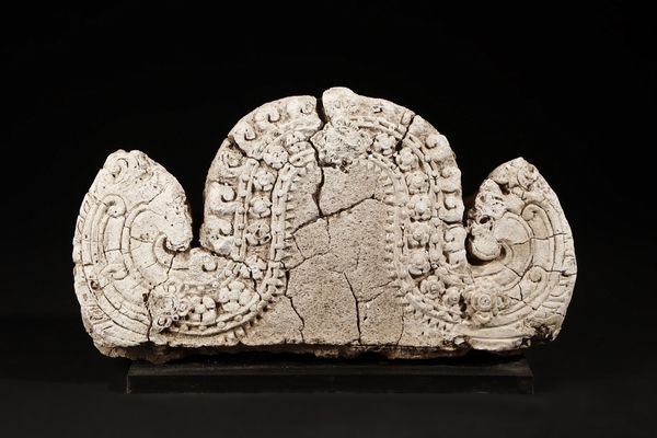 Arte Sud-Est Asiatico : Fregio in stucco o arenaria   Cambogia, Khmer (IX -XV secolo), XII secolo  - Asta Asta 355 Arte orientale da un'importante collezione privata italiana e altre committenze - Associazione Nazionale - Case d'Asta italiane