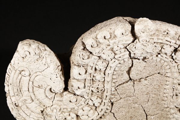 Arte Sud-Est Asiatico : Fregio in stucco o arenaria   Cambogia, Khmer (IX -XV secolo), XII secolo  - Asta Asta 355 Arte orientale da un'importante collezione privata italiana e altre committenze - Associazione Nazionale - Case d'Asta italiane