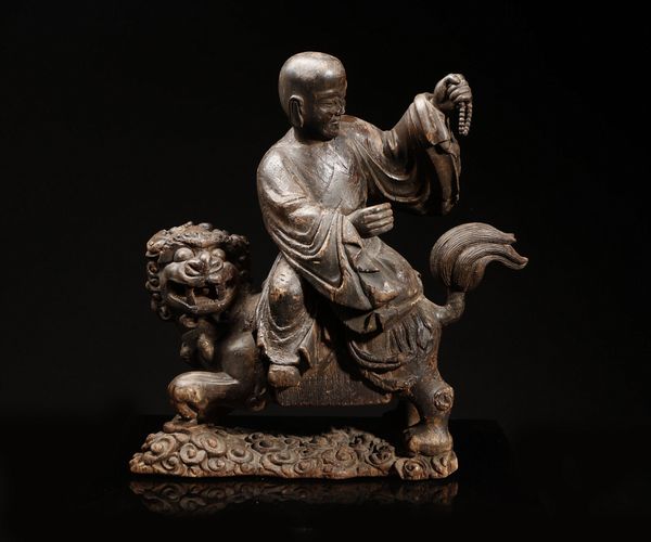 Arte Cinese : Scultura in legno raffigurante Lohan su tigre  Cina, dinastia Ming, XVII secolo  - Asta Asta 355 Arte orientale da un'importante collezione privata italiana e altre committenze - Associazione Nazionale - Case d'Asta italiane