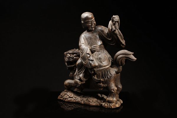 Arte Cinese : Scultura in legno raffigurante Lohan su tigre  Cina, dinastia Ming, XVII secolo  - Asta Asta 355 Arte orientale da un'importante collezione privata italiana e altre committenze - Associazione Nazionale - Case d'Asta italiane