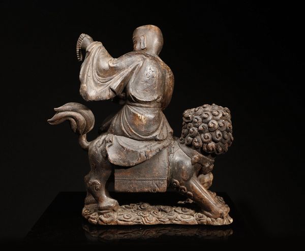 Arte Cinese : Scultura in legno raffigurante Lohan su tigre  Cina, dinastia Ming, XVII secolo  - Asta Asta 355 Arte orientale da un'importante collezione privata italiana e altre committenze - Associazione Nazionale - Case d'Asta italiane