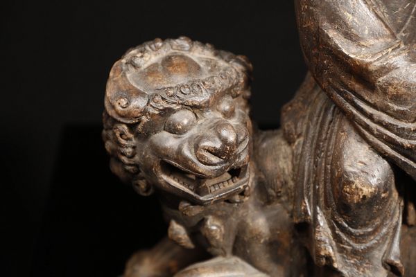 Arte Cinese : Scultura in legno raffigurante Lohan su tigre  Cina, dinastia Ming, XVII secolo  - Asta Asta 355 Arte orientale da un'importante collezione privata italiana e altre committenze - Associazione Nazionale - Case d'Asta italiane