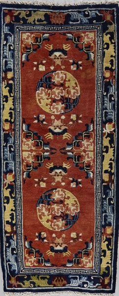 . : Tappeto decorato con medaglioni floreali  Tibet o Mongolia, 1920-1930  - Asta Asta 355 Arte orientale da un'importante collezione privata italiana e altre committenze - Associazione Nazionale - Case d'Asta italiane