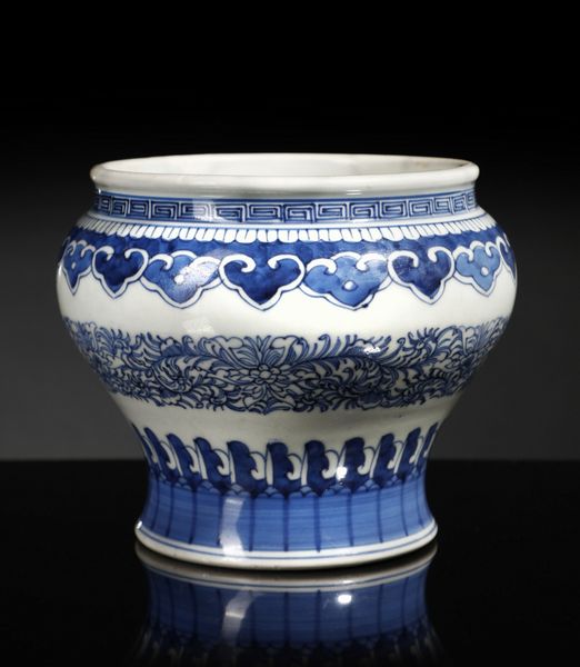 Arte Cinese : Vaso bianco e blu  Cina, dinastia Qing, XVIII secolo  - Asta Asta 355 Arte orientale da un'importante collezione privata italiana e altre committenze - Associazione Nazionale - Case d'Asta italiane