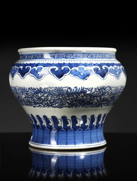 Arte Cinese : Vaso bianco e blu  Cina, dinastia Qing, XVIII secolo  - Asta Asta 355 Arte orientale da un'importante collezione privata italiana e altre committenze - Associazione Nazionale - Case d'Asta italiane