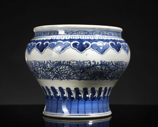 Arte Cinese : Vaso bianco e blu  Cina, dinastia Qing, XVIII secolo  - Asta Asta 355 Arte orientale da un'importante collezione privata italiana e altre committenze - Associazione Nazionale - Case d'Asta italiane