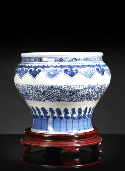 Arte Cinese : Vaso bianco e blu  Cina, dinastia Qing, XVIII secolo  - Asta Asta 355 Arte orientale da un'importante collezione privata italiana e altre committenze - Associazione Nazionale - Case d'Asta italiane