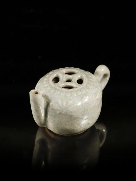 Arte Cinese : Piccolo versatoio celadon Cina, dinastia Yuan (1271-1368)  - Asta Asta 355 Arte orientale da un'importante collezione privata italiana e altre committenze - Associazione Nazionale - Case d'Asta italiane