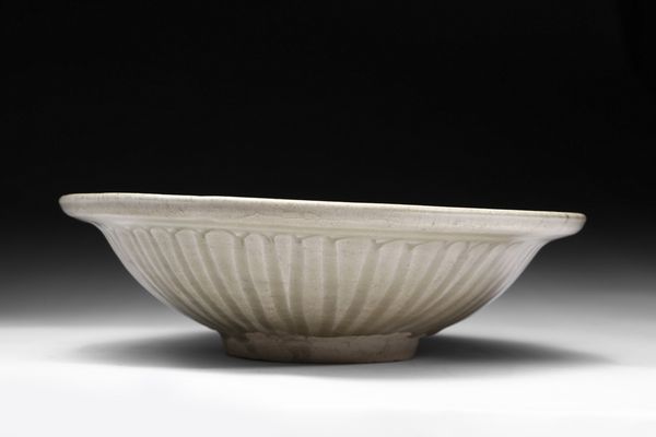 Arte Cinese : Piatto Celadon a tesa breve Cina, dinastia Yuan (1279-1368)  - Asta Asta 355 Arte orientale da un'importante collezione privata italiana e altre committenze - Associazione Nazionale - Case d'Asta italiane