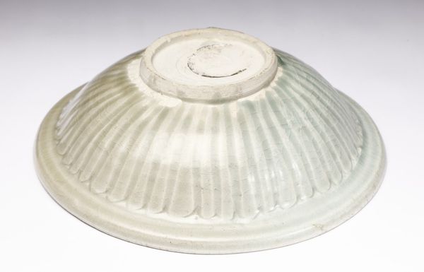 Arte Cinese : Piatto Celadon a tesa breve Cina, dinastia Yuan (1279-1368)  - Asta Asta 355 Arte orientale da un'importante collezione privata italiana e altre committenze - Associazione Nazionale - Case d'Asta italiane