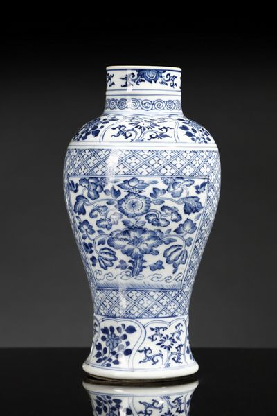 Arte Cinese : Vaso a balaustro  Cina, dinastia Qing, secolo XVII  - Asta Asta 355 Arte orientale da un'importante collezione privata italiana e altre committenze - Associazione Nazionale - Case d'Asta italiane