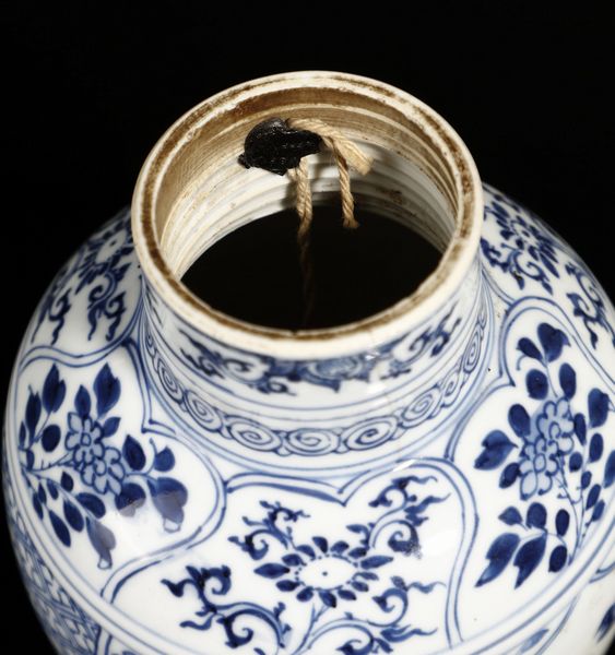 Arte Cinese : Vaso a balaustro  Cina, dinastia Qing, secolo XVII  - Asta Asta 355 Arte orientale da un'importante collezione privata italiana e altre committenze - Associazione Nazionale - Case d'Asta italiane