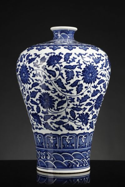 Arte Cinese : Vaso meiping bianco e blu Cina, dinastia Qing (1644-1912), XIX secolo  - Asta Asta 355 Arte orientale da un'importante collezione privata italiana e altre committenze - Associazione Nazionale - Case d'Asta italiane