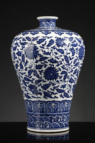 Arte Cinese : Vaso meiping bianco e blu Cina, dinastia Qing (1644-1912), XIX secolo  - Asta Asta 355 Arte orientale da un'importante collezione privata italiana e altre committenze - Associazione Nazionale - Case d'Asta italiane