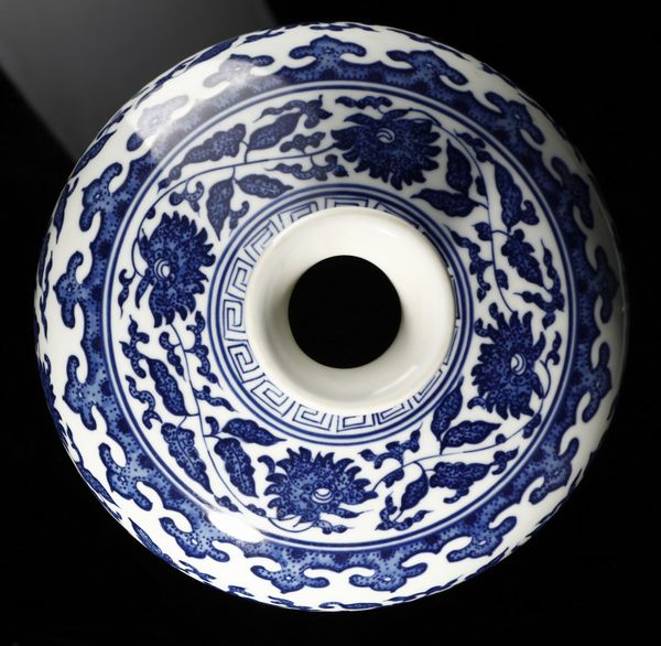 Arte Cinese : Vaso meiping bianco e blu Cina, dinastia Qing (1644-1912), XIX secolo  - Asta Asta 355 Arte orientale da un'importante collezione privata italiana e altre committenze - Associazione Nazionale - Case d'Asta italiane