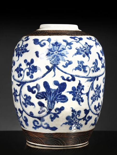 Arte Cinese : Vaso bianco e blu decorato con tralci floreali  Cina, dinastia Qing, fine XVIII secolo  - Asta Asta 355 Arte orientale da un'importante collezione privata italiana e altre committenze - Associazione Nazionale - Case d'Asta italiane