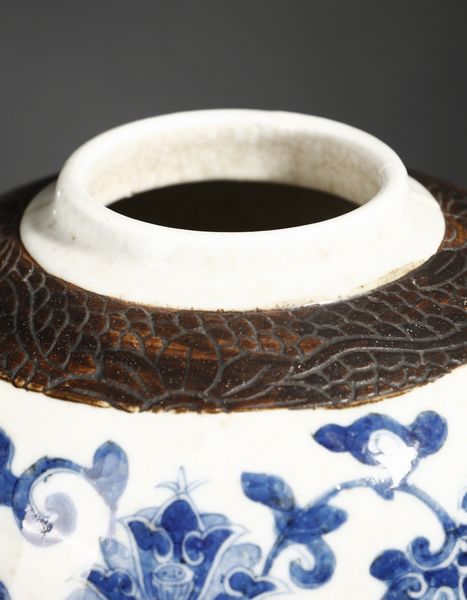 Arte Cinese : Vaso bianco e blu decorato con tralci floreali  Cina, dinastia Qing, fine XVIII secolo  - Asta Asta 355 Arte orientale da un'importante collezione privata italiana e altre committenze - Associazione Nazionale - Case d'Asta italiane