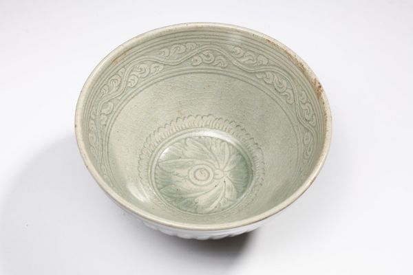 Arte Sud-Est Asiatico : Ciotola celadon con decorazione petaliforme Tailandia, Sukhothai (1238-1351)  - Asta Asta 355 Arte orientale da un'importante collezione privata italiana e altre committenze - Associazione Nazionale - Case d'Asta italiane