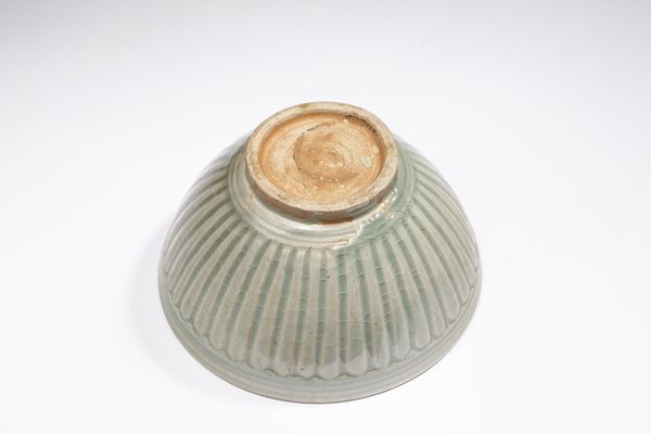 Arte Sud-Est Asiatico : Ciotola celadon con decorazione petaliforme Tailandia, Sukhothai (1238-1351)  - Asta Asta 355 Arte orientale da un'importante collezione privata italiana e altre committenze - Associazione Nazionale - Case d'Asta italiane