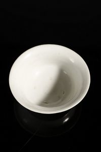 Arte Cinese : Tazza Dehua Cina, dinastia Ming (1368-1644), XV secolo  - Asta Asta 355 Arte orientale da un'importante collezione privata italiana e altre committenze - Associazione Nazionale - Case d'Asta italiane