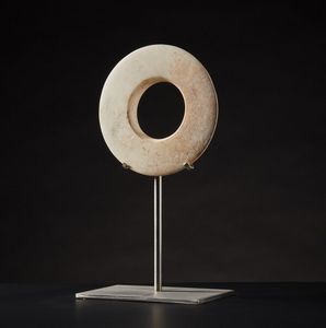 Arte Sud-Est Asiatico : Bracciale in forma di Disco Pi  Tailandia, cultura Ban Chiang, circa I millennio a.C.  - Asta Asta 355 Arte orientale da un'importante collezione privata italiana e altre committenze - Associazione Nazionale - Case d'Asta italiane