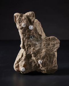 Arte Sud-Est Asiatico : Frammento in pietra Cambogia, Khmer, pre Angkor VII/VIII secolo  - Asta Asta 355 Arte orientale da un'importante collezione privata italiana e altre committenze - Associazione Nazionale - Case d'Asta italiane