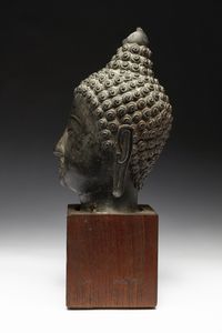 Arte Sud-Est Asiatico : Testa di Buddha Tailandia, periodo Sukhothai, secolo XV  - Asta Asta 355 Arte orientale da un'importante collezione privata italiana e altre committenze - Associazione Nazionale - Case d'Asta italiane