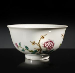 Arte Cinese : Tazza in porcellana Yangcai  Cina, dinastia Qing (1644-1912), XIX secolo  - Asta Asta 355 Arte orientale da un'importante collezione privata italiana e altre committenze - Associazione Nazionale - Case d'Asta italiane