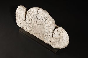 Arte Sud-Est Asiatico : Fregio in stucco o arenaria   Cambogia, Khmer (IX -XV secolo), XII secolo  - Asta Asta 355 Arte orientale da un'importante collezione privata italiana e altre committenze - Associazione Nazionale - Case d'Asta italiane