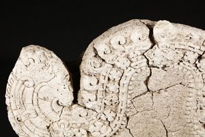 Arte Sud-Est Asiatico : Fregio in stucco o arenaria   Cambogia, Khmer (IX -XV secolo), XII secolo  - Asta Asta 355 Arte orientale da un'importante collezione privata italiana e altre committenze - Associazione Nazionale - Case d'Asta italiane