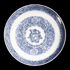 Arte Cinese - Raro piatto in porcellana bianco e blu con stemma Ginori Cina, dinastia Qing, periodo Kangxi, fine XVII secolo