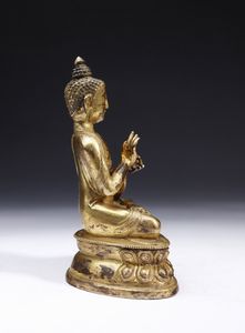 Arte Cinese : Buddha in bronzo dorato Cina, dinastia Qing, XIX secolo  - Asta Asta 355 Arte orientale da un'importante collezione privata italiana e altre committenze - Associazione Nazionale - Case d'Asta italiane