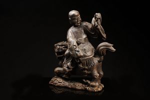 Arte Cinese : Scultura in legno raffigurante Lohan su tigre  Cina, dinastia Ming, XVII secolo  - Asta Asta 355 Arte orientale da un'importante collezione privata italiana e altre committenze - Associazione Nazionale - Case d'Asta italiane