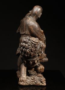 Arte Cinese : Scultura in legno raffigurante Lohan su tigre  Cina, dinastia Ming, XVII secolo  - Asta Asta 355 Arte orientale da un'importante collezione privata italiana e altre committenze - Associazione Nazionale - Case d'Asta italiane