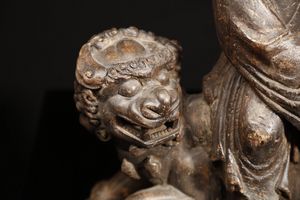 Arte Cinese : Scultura in legno raffigurante Lohan su tigre  Cina, dinastia Ming, XVII secolo  - Asta Asta 355 Arte orientale da un'importante collezione privata italiana e altre committenze - Associazione Nazionale - Case d'Asta italiane