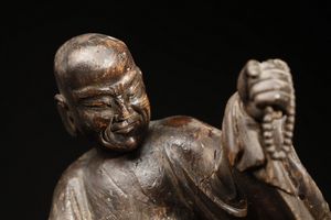 Arte Cinese : Scultura in legno raffigurante Lohan su tigre  Cina, dinastia Ming, XVII secolo  - Asta Asta 355 Arte orientale da un'importante collezione privata italiana e altre committenze - Associazione Nazionale - Case d'Asta italiane