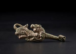 Arte Cinese - Fibbia zoomorfa in bronzo Cina, periodo degli Stati Combattenti (453 AC-221AC)