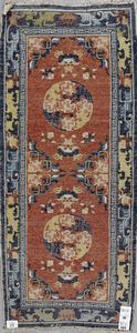 . : Tappeto decorato con medaglioni floreali  Tibet o Mongolia, 1920-1930  - Asta Asta 355 Arte orientale da un'importante collezione privata italiana e altre committenze - Associazione Nazionale - Case d'Asta italiane