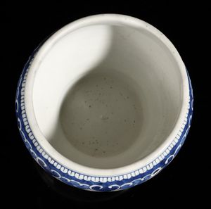 Arte Cinese : Vaso bianco e blu  Cina, dinastia Qing, XVIII secolo  - Asta Asta 355 Arte orientale da un'importante collezione privata italiana e altre committenze - Associazione Nazionale - Case d'Asta italiane