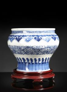 Arte Cinese : Vaso bianco e blu  Cina, dinastia Qing, XVIII secolo  - Asta Asta 355 Arte orientale da un'importante collezione privata italiana e altre committenze - Associazione Nazionale - Case d'Asta italiane