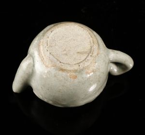 Arte Cinese : Piccolo versatoio celadon Cina, dinastia Yuan (1271-1368)  - Asta Asta 355 Arte orientale da un'importante collezione privata italiana e altre committenze - Associazione Nazionale - Case d'Asta italiane