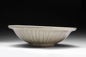 Arte Cinese : Piatto Celadon a tesa breve Cina, dinastia Yuan (1279-1368)  - Asta Asta 355 Arte orientale da un'importante collezione privata italiana e altre committenze - Associazione Nazionale - Case d'Asta italiane